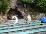 Petite réplique de la grotte de Lourdes
