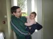 Blandine ravie dans les bras de son papa