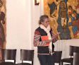 Brigitte, notre précieuse animatrice de chants, en train de répéter
